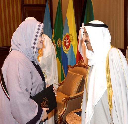 صاحب السمو مصافحا سمية الميمني ﻿
