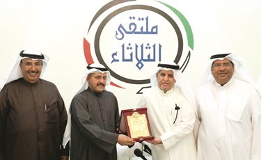 د. تركي العازمي مكرما د.حمد المناور بحضور راكان بن خالد بن حثلين وسلامة الغريب ﻿