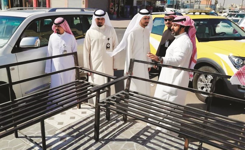 أعضاء فريق البلدية خلال الجولة ﻿