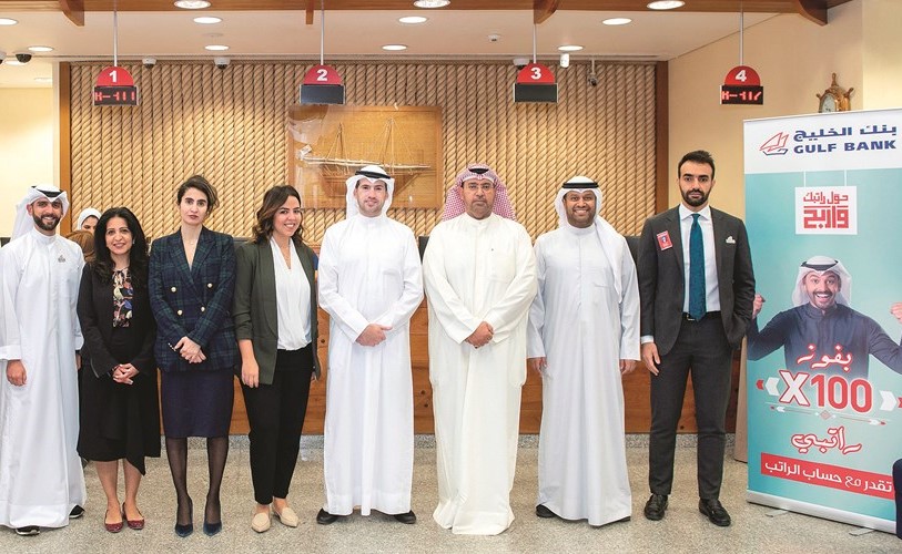 فريق بنك الخليج وممثل وزارة التجارة﻿