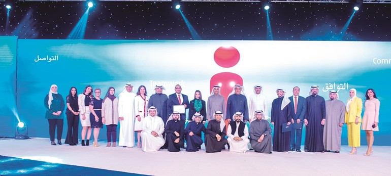 الإدارة التنفيذية و غدير العوضي وعلي حسين يكرمون إدارة الفروع المحلية ﻿