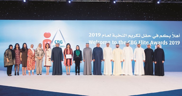 الإدارة التنفيذية وغدير العوضي وبسمة عبدالرزاق يكرمون إدارة الفروع المحلية ﻿