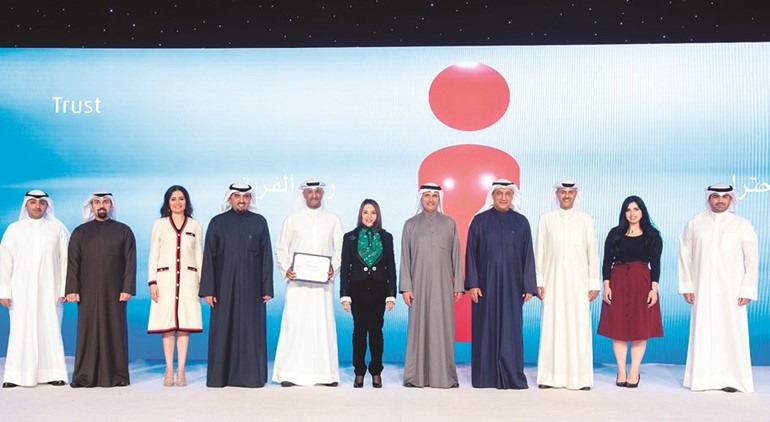 الإدارة التنفيذية وغدير العوضي وحمود النصرالله يكرمون إدارة الفروع المحلية ﻿