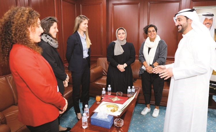 د. صقر الملا مستقبلا وفد اللجنة النسائية لـ الفيفا﻿