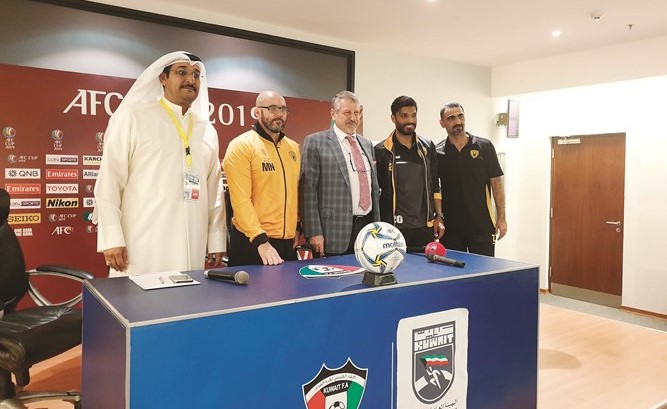الروماني إيوان مارين ويوسف ناصر وزياد الشطي خلال المؤتمر الصحافي عقب مباراة السويق﻿