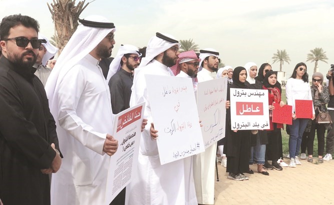 جانب من اعتصام مهندسي البترول حديثي التخرج أمام مقر مؤسسة البترول ﻿