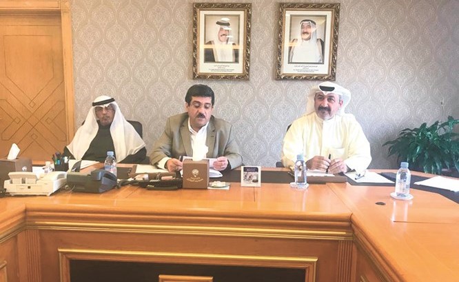 د.مصطفى رضا ود.يوسف المضاحكة ود.أحمد الشطي خلال المؤتمر الصحافي﻿