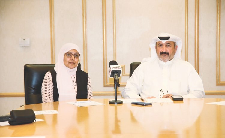د.أحمد الشطي ود.آمال اليحيى خلال المؤتمر (زين علام)﻿