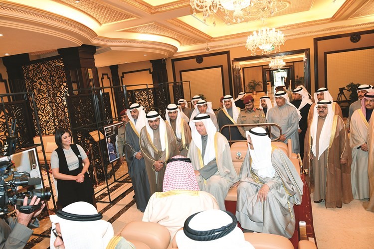 صاحب السمو الأمير الشيخ صباح الأحمد خلال جولة على المعرض المصاحب ﻿