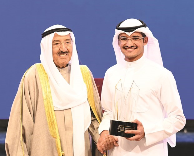 سلمان فهد العتيبي يتسلم التكريم من صاحب السمو﻿