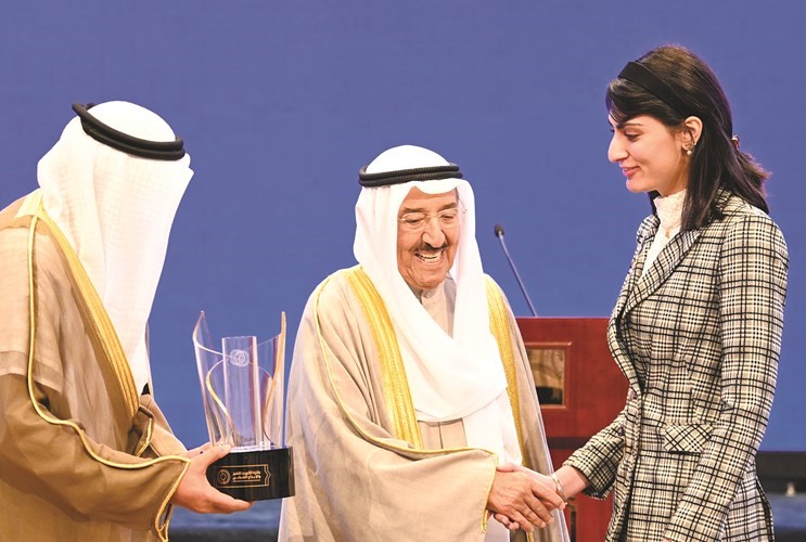 سارة حسن تتسلم تكريمها من صاحب السمو﻿
