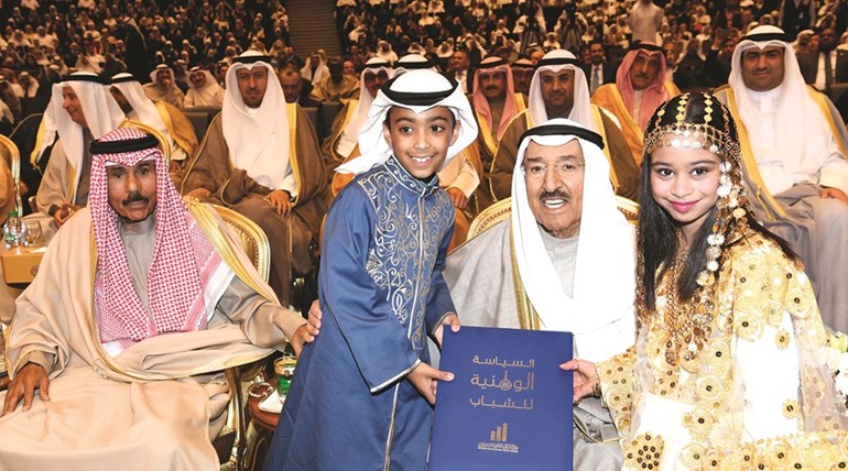 صاحب السمو الأمير يتسلم السياسة الوطنية للشباب بحضور سمو ولي العهد الشيخ نواف الأحمد﻿