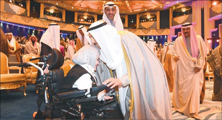 صاحب السمو الأمير الشيخ صباح الأحمد مقبلا رأس سارة المرهون بحضور سمو ولي العهد الشيخ نواف الأحمد والشيخ محمد العبدالله