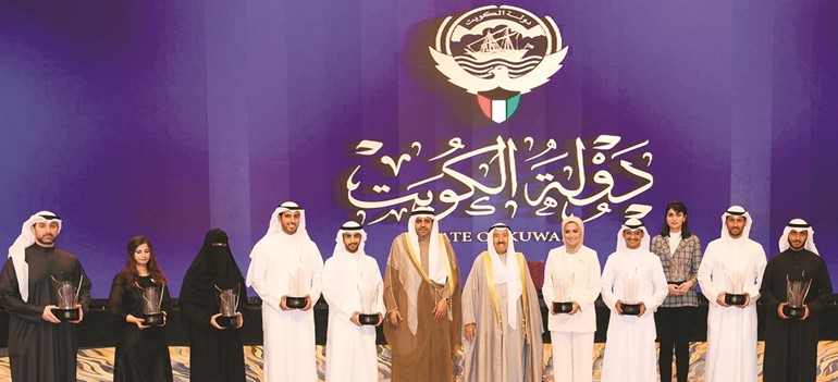 صاحب السمو الأمير الشيخ صباح الأحمد والوزير محمد الجبري في لقطة جماعية مع الفائزين - (قاسم باشا)﻿