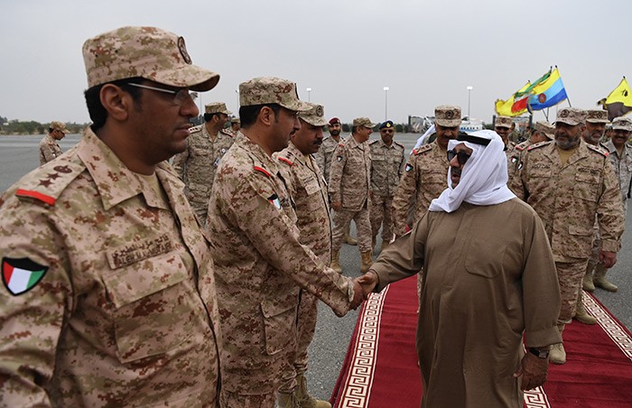 النائب الأول يغرس عدد من الشجيرات لتوعية منتسبي "الدفاع" بالمحافظة على البيئة