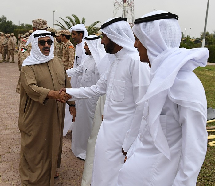 النائب الأول يغرس عدد من الشجيرات لتوعية منتسبي "الدفاع" بالمحافظة على البيئة