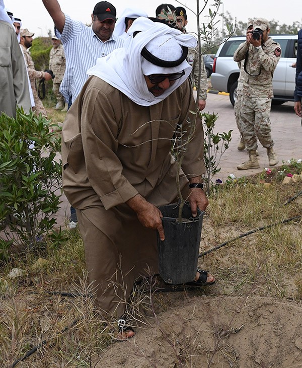 النائب الأول يغرس عدد من الشجيرات لتوعية منتسبي "الدفاع" بالمحافظة على البيئة