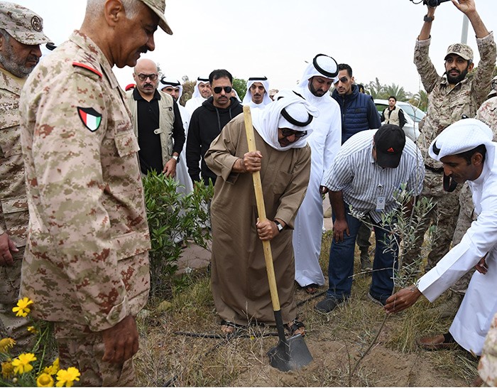 النائب الأول يغرس عدد من الشجيرات لتوعية منتسبي "الدفاع" بالمحافظة على البيئة