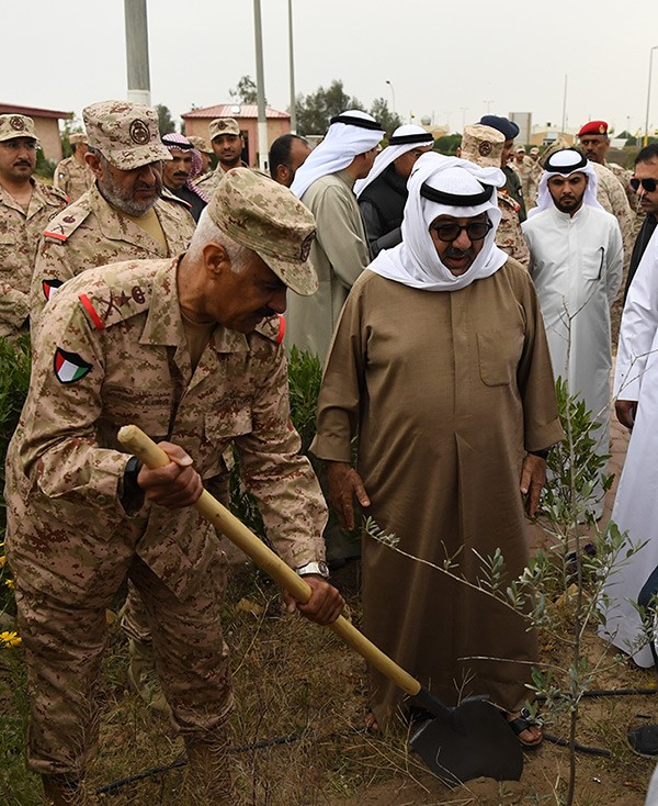 النائب الأول يغرس عدد من الشجيرات لتوعية منتسبي "الدفاع" بالمحافظة على البيئة