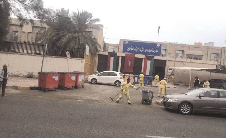 جانب من تنظيف محيط مدارس الاقتراع﻿