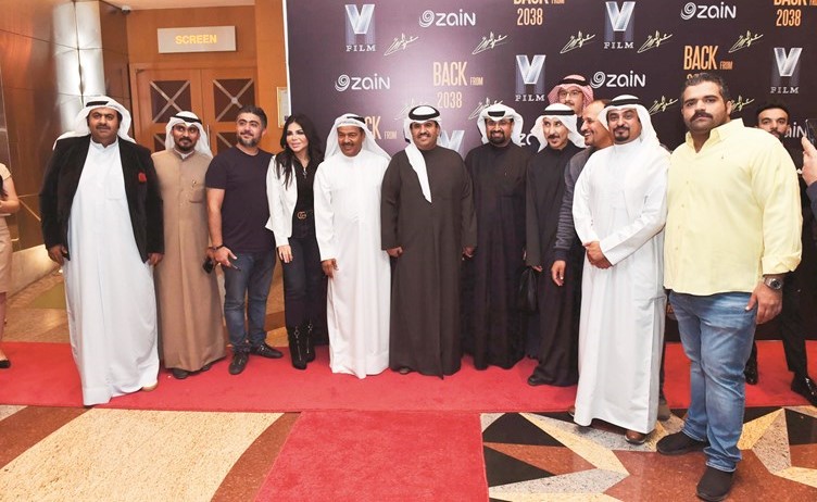 الشيخ دعيج الخليفة مع نجوم ومنتج ومخرج الفيلم وعدد من الحضور في سينما ليلى غاليري(متين غوزال)﻿