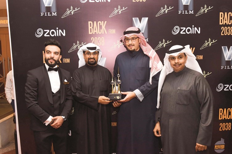 المنتج مزيد المعوشرجي مكرما شركة زين الراعية للفيلم﻿