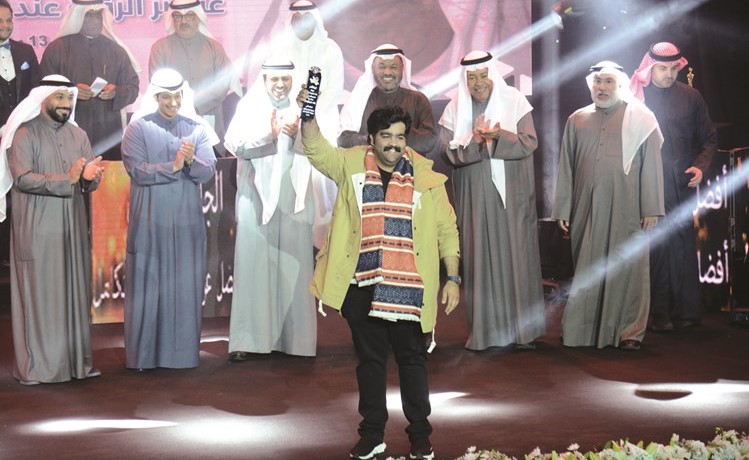 المخرج عبدالعزيز النصار وجائزة أفضل عرض متناغم وجائزة فارس الإبداع في مسرحية جزء من الفانية﻿