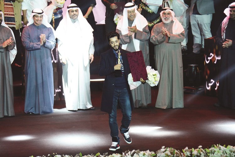المخرج يوسف البغلي وجائزة أفضل عرض متكامل وأفضل إخراج عن مسرحية على قيد الحلم﻿
