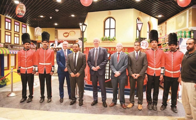لقطة تذكارية مع السفير البريطاني مايكل دافنبورت خلال المهرجان 	(أحمد علي)﻿