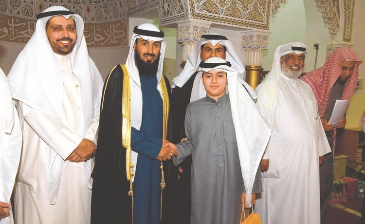 أحمد البديح يكرم الفائز بجائزة المؤذن الصغير ﻿