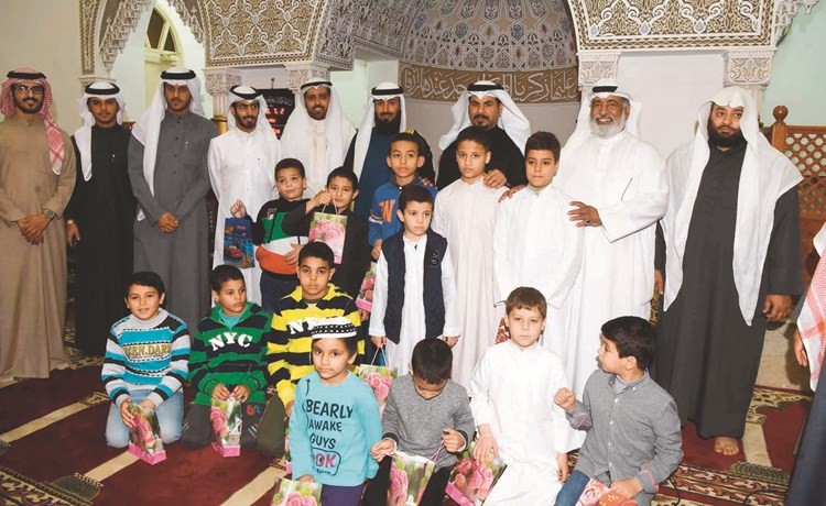 د.أحمد العتيبي وأحمد البديح مع الفائزين في المسابقة والمحفظين﻿