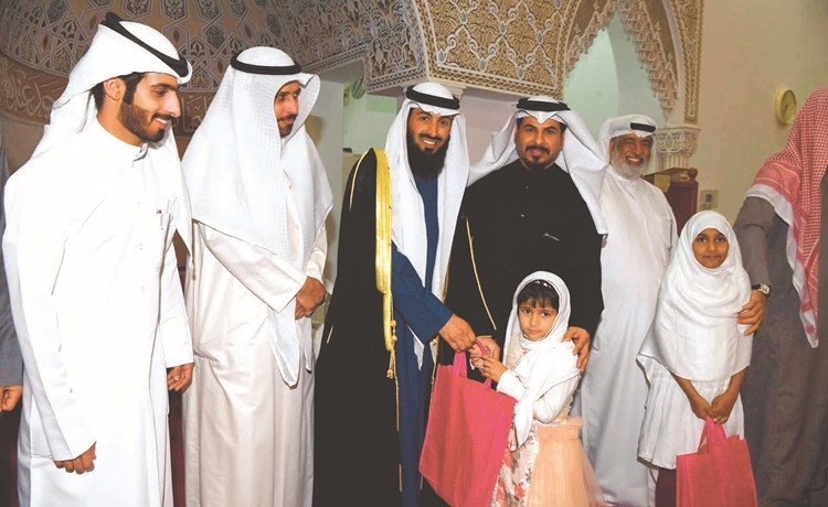 أحمد البديح مكرما إحدى الفائزات﻿
