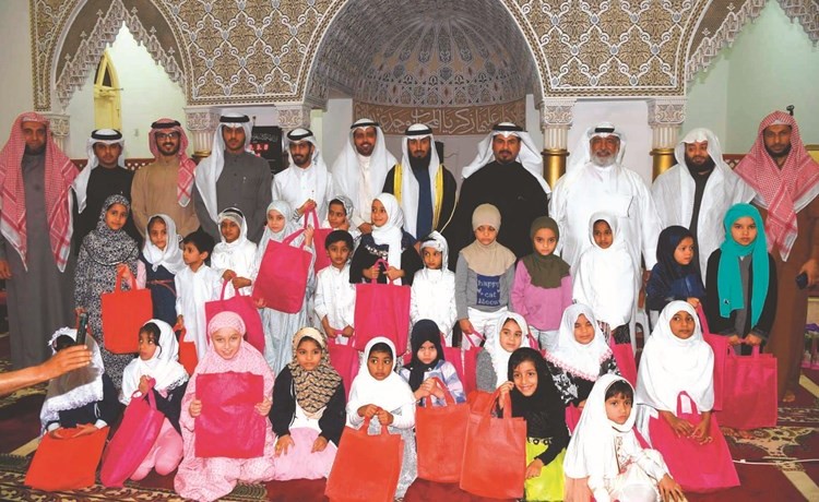 د.أحمد العتيبي وأحمد البديح وأيمن الشربيني وعدد من الحضور مع المشاركات من الجالية الهندية بحفظ القرآن االكريم(محمد هاشم)﻿