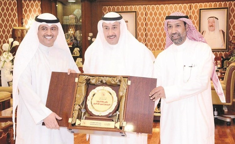 الشيخ فيصل الحمود مع الديحاني ونائبه الجنفاوي في مناسبة سابقة ﻿