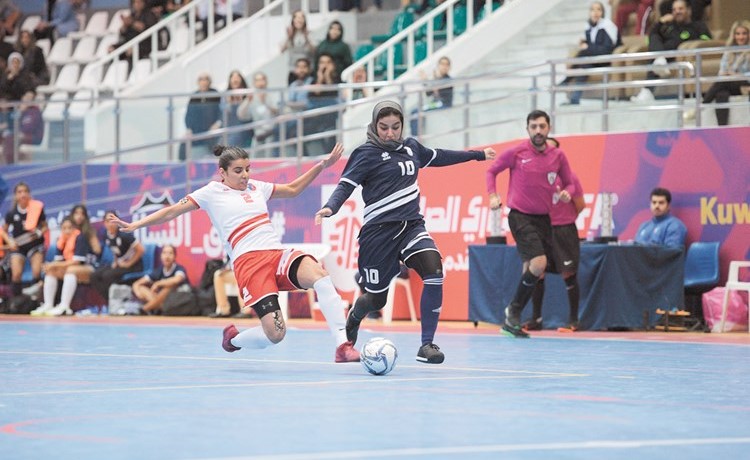 جانب من المواجهة المتكافئة بين الكويت واليرموك﻿