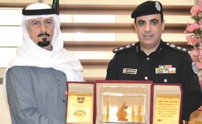 العقيد د.سعود الطامي لدى تكريمه من ربيح العجمي ﻿