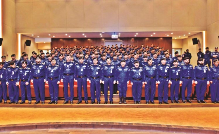 اللواء م. خالد التركيت متوسطا قيادات من الاطفاء والخريجين﻿