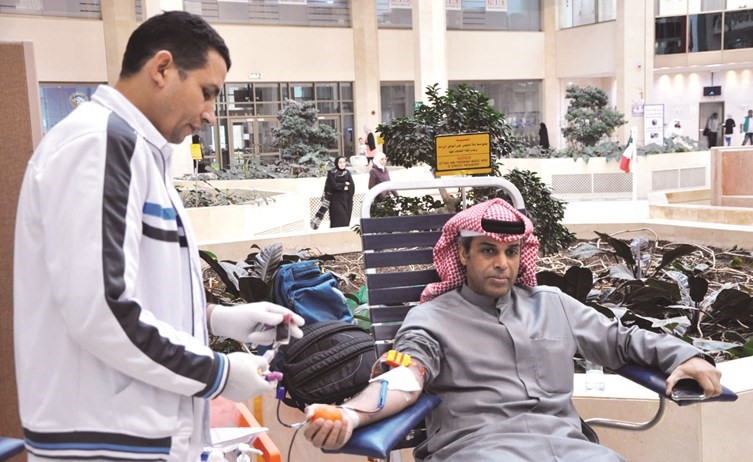 الوزير د.خالد الفاضل خلال التبرع بالدم ﻿
