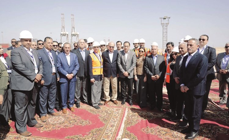 رئيس الحكومة برفقة وزيرة الاستثمار ووزير الإسكان ووزير النقل ومحافظي بورسعيد والسويس والإسماعيلية خلال زيارة المنطقة الاقتصادية لقناة السويس أمس﻿