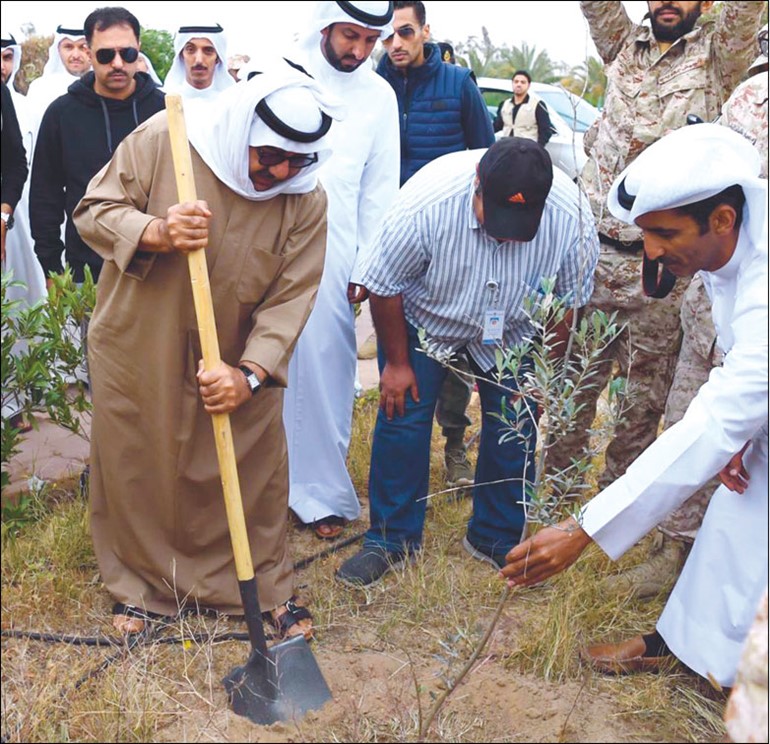النائب الأول لرئيس مجلس الوزراء ووزير الدفاع الشيخ ناصر صباح الأحمد يغرس شتلة في لواء التحرير الآلي/6