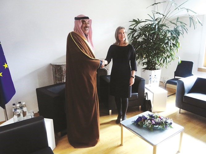 الشيخ صباح الخالد خلال لقئه فيديريكا موغريني﻿