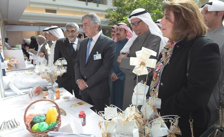 د.الأنصاري خلال جولته في المعرض﻿