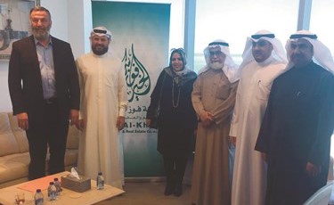 شيخة العدواني وحمد الخالدي ود. جاسم الكندري مع ممثلي المبرة﻿