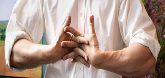 فرقعة الأصابع.. من أين يأتي ذلك الصوت؟ وهل هي مضرة بالصحة؟