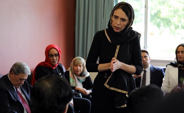   رئيسة الوزراء النيوزيلندية جاسيندا أرديرن تقدم التعازي مرتدية الحجاب     