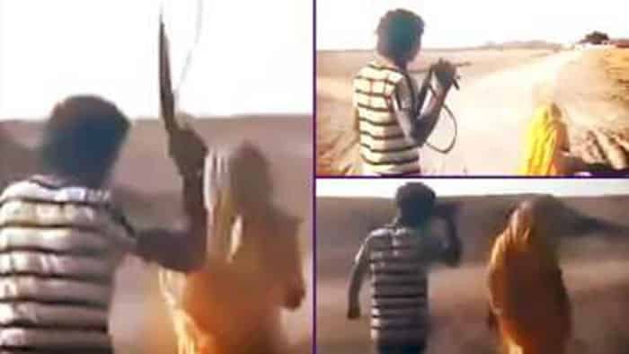 بالفيديو.. رجل يجلد زوجته بوحشية بسبب الأرواح الشريرة