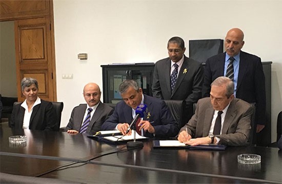 البدر خلال التوقيع على منحة لدعم تعليم اللاجئين السوريين في لبنان