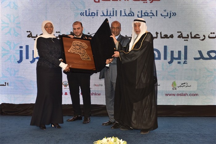 هناء الهاجري تتسلم تكريم الوزير سعد الخراز من د.خالد المذكور 