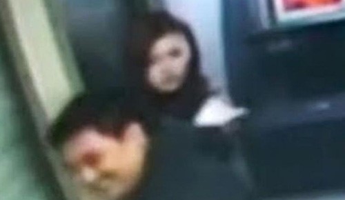 فيديو.. حرامي طيب القلب يعيد المال إلى سيدة بعدما اكتشف إفلاسها