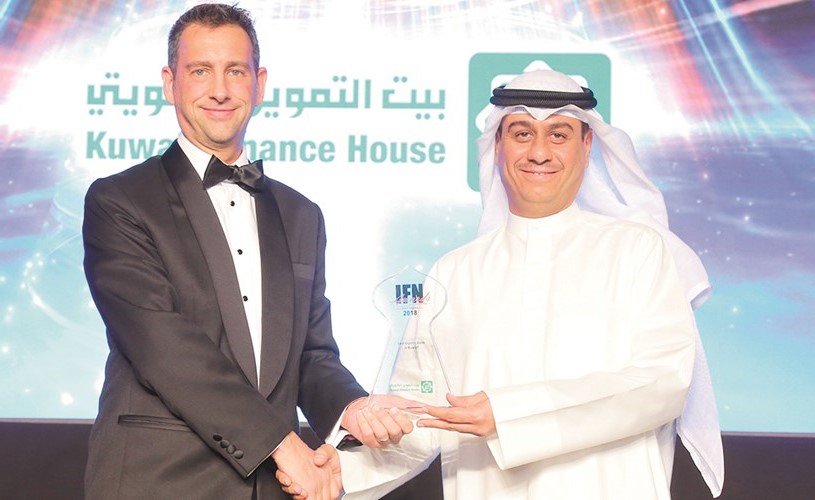 احمد الخرجي يتسلم الجوائز﻿